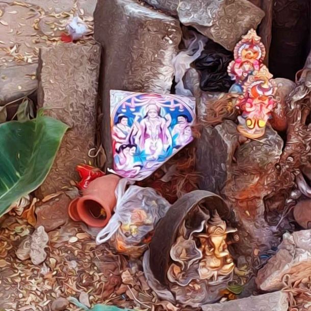 Vadodara: Idols of Hindu deities found lying in debris